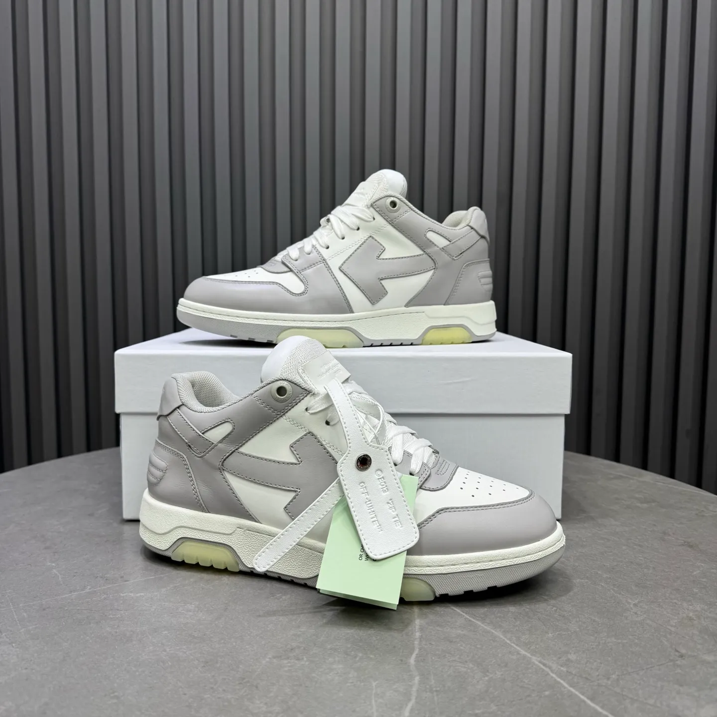 【off- white】P: 620💰Couple model👫, Size: 35-44 (Customized for men 38.45.46) High-quality version👊 "Out of office" series original molding, original lasting, production process 1:1 Original ➰OFF GRAY WHITE OW ➰ First-layer cowhide Imported skin-friendly and environmentally friendly polyester mesh Original molding high elastic and environmentally friendly molding pad Made with the original lasting process. The original molded rubber outsole (never yellows and deforms) has a super correct shape, bright color and strong three-dimensional effect👍. Packaging💯Full set of packaging synchronized with the official website (branded paper, certificate of quality, branded cloth bag)